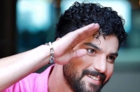 بوسه جنجالی سینا مهراد بر دستان خانم بازیگر خبرساز شد!