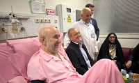 و باز هم صورتی:خاتمی با یک تسبیح صورتی در بیمارستان سورپرایز شد/عکس