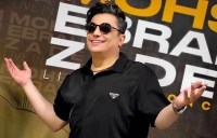 محسن ابراهیم زاده در کنار خواهر زیبا و جوانش