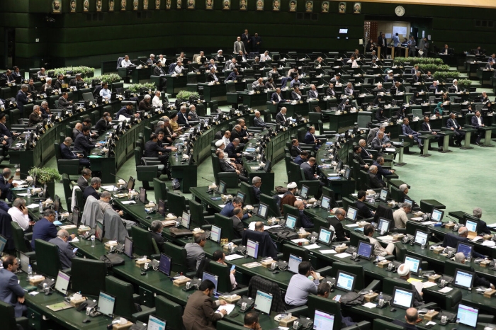 انتقاد نماینده مجلس به گرانی ها/ اقلام خوراکی 65 درصد، یک گرم طلا 144 درصد