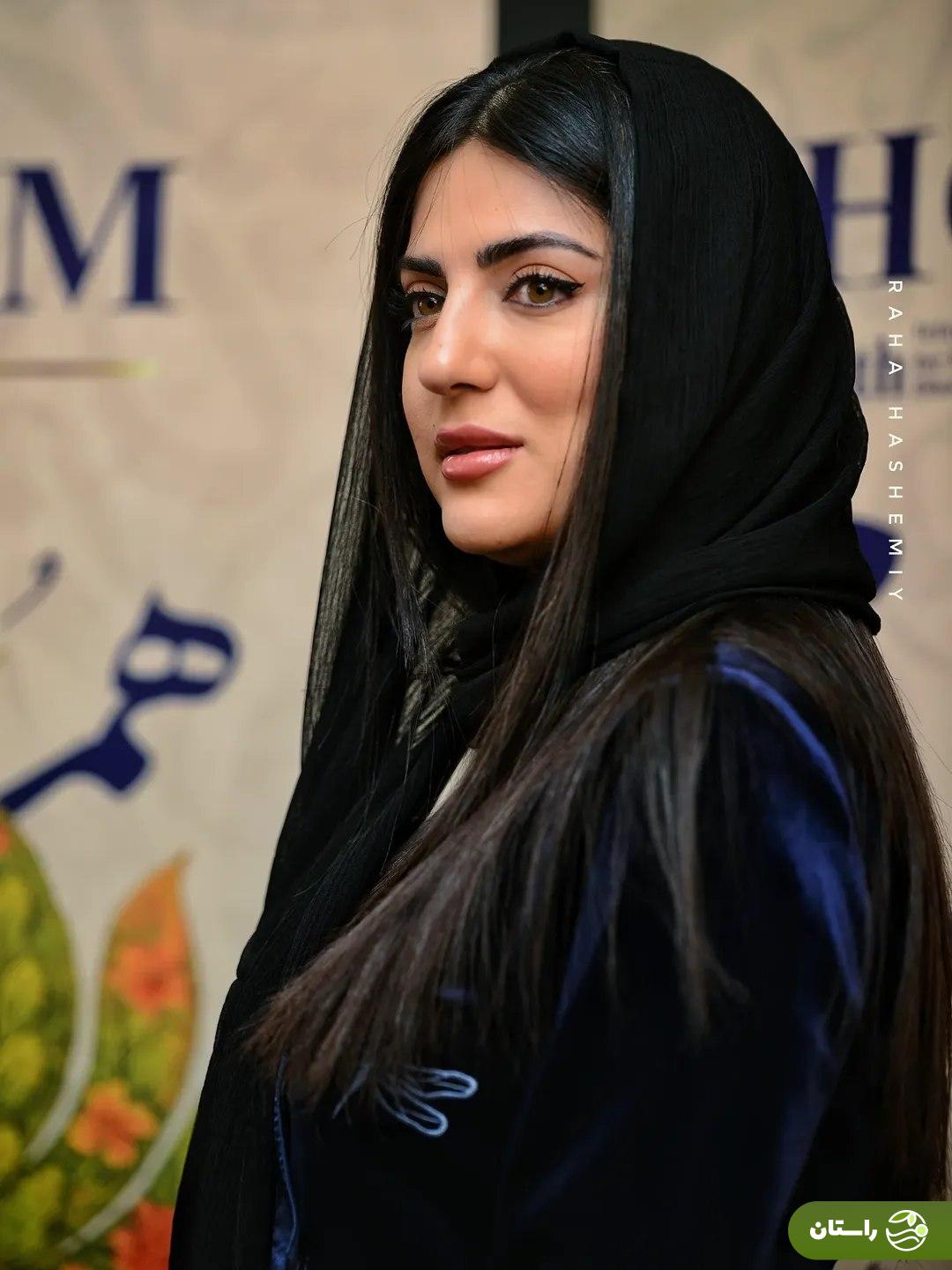 (عکس) «هلیا امامی» با استایل شیک و مخملی و رنگ سورمهای در اختتامیه جشنواره همام