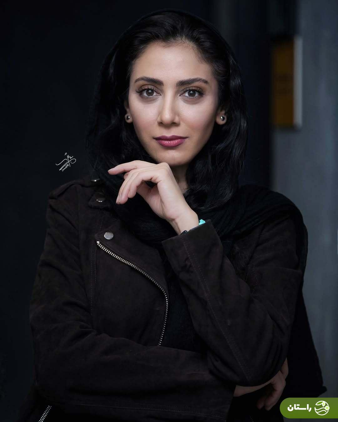 (عکس) استایل پاییزی و ژست‌های مونا جان فرجاد در پشت صحنه نمایش بازی های شبانه