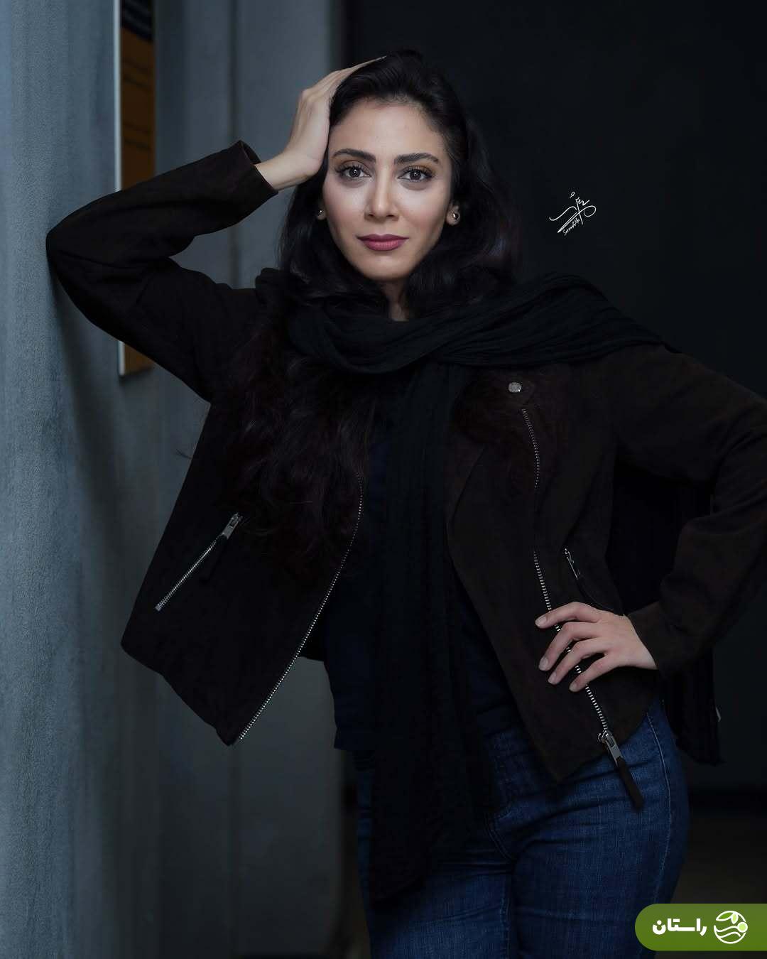 (عکس) استایل پاییزی و ژست‌های مونا جان فرجاد در پشت صحنه نمایش بازی های شبانه