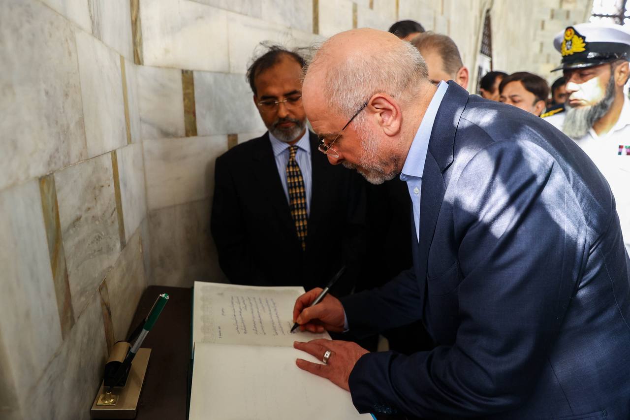 تصاویر حضور قالیباف بر سر مزار محمدعلی جناح 