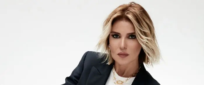 خواننده زن مشهور ترکیه با حوله حمام در رستوران!