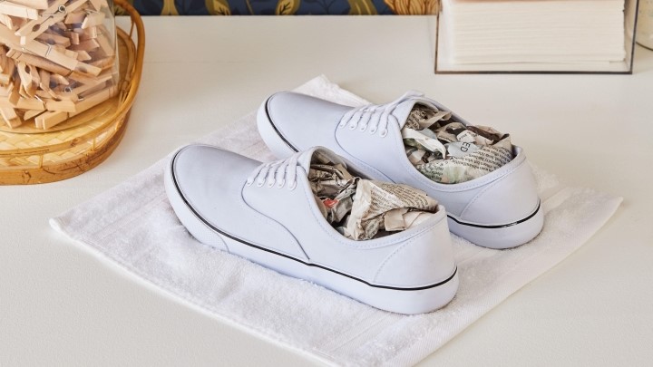 روش صحیح شستشوی کفش در ماشین لباسشویی؛ خشک کردن کفش