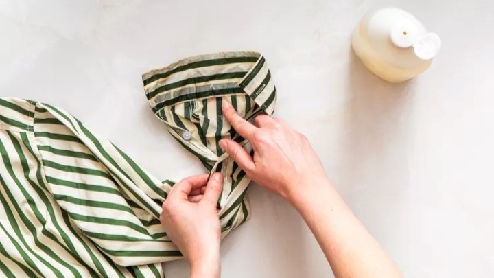 مرحله چهارم پاک کردن لکه لبو از لباس؛ پیشدرمان لکه