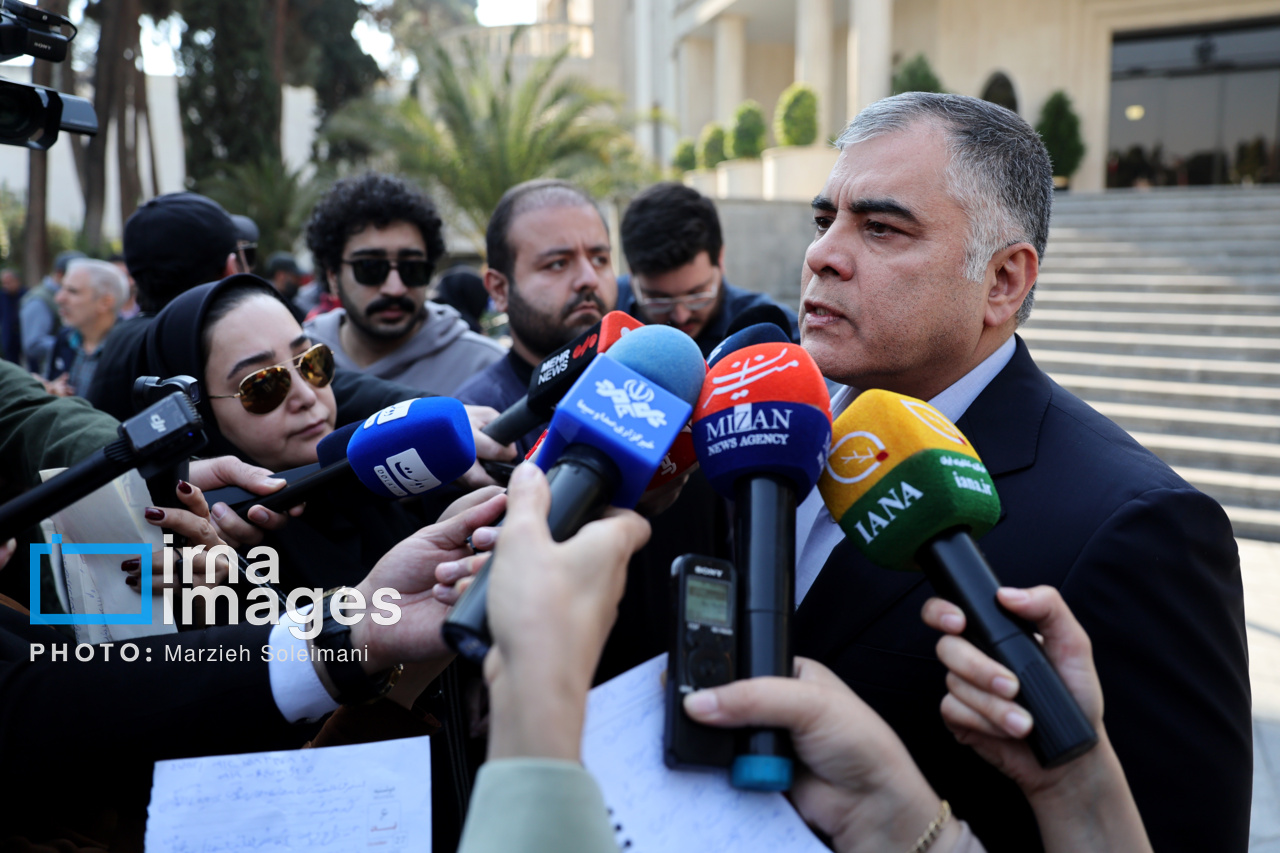 اعضای هیأت دولت در جمع خبرنگاران