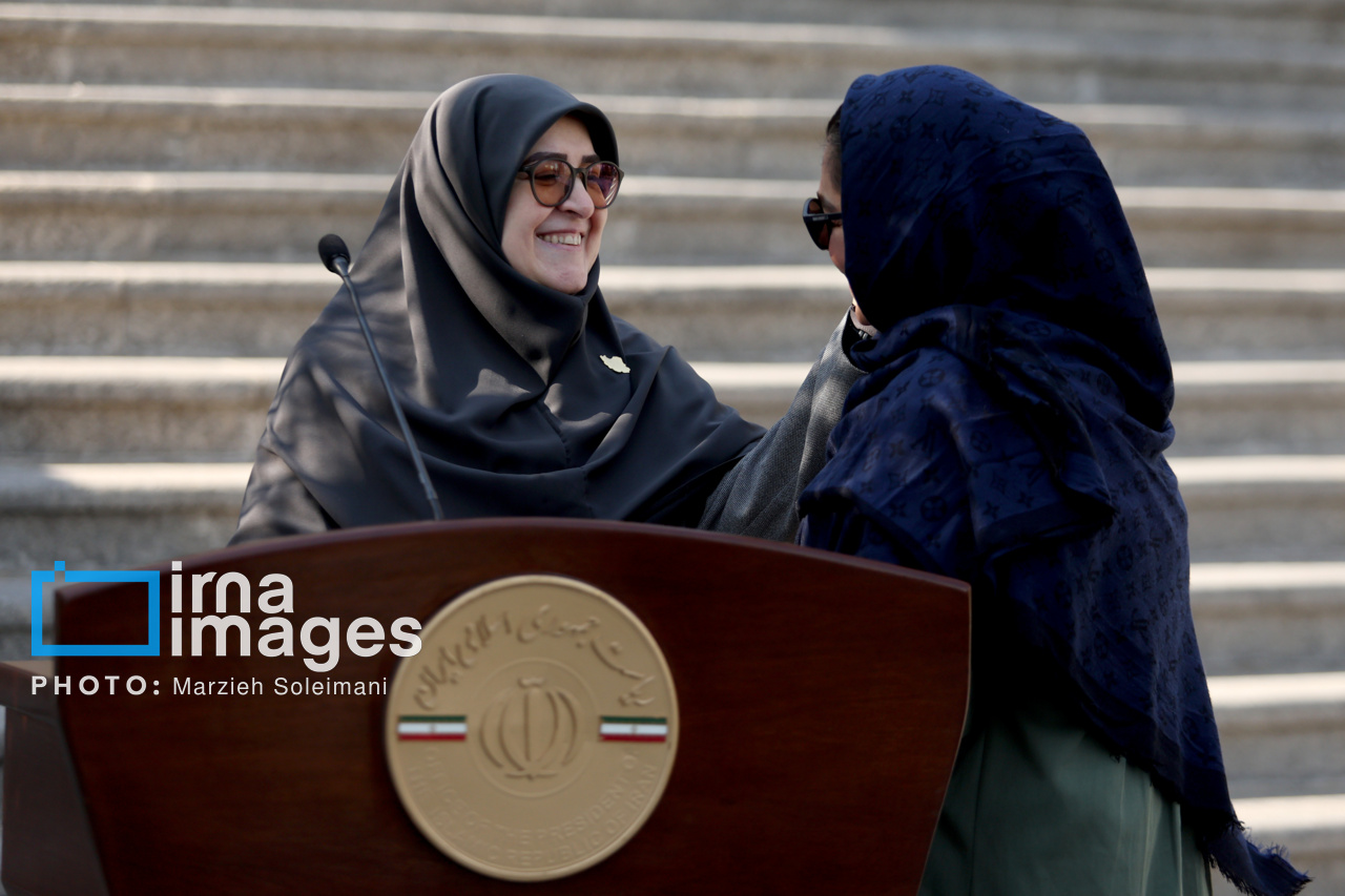 اعضای هیأت دولت در جمع خبرنگاران