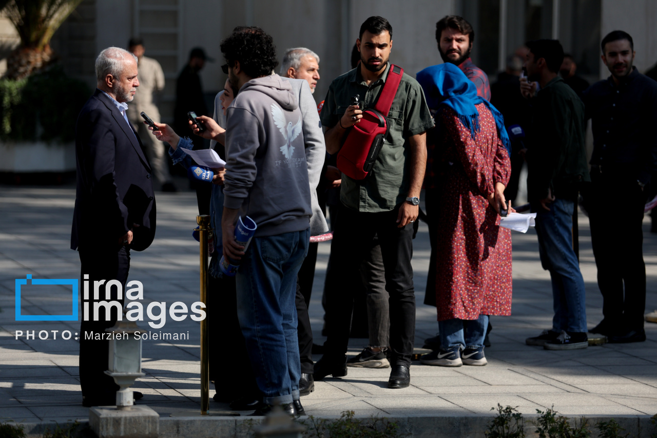 اعضای هیأت دولت در جمع خبرنگاران