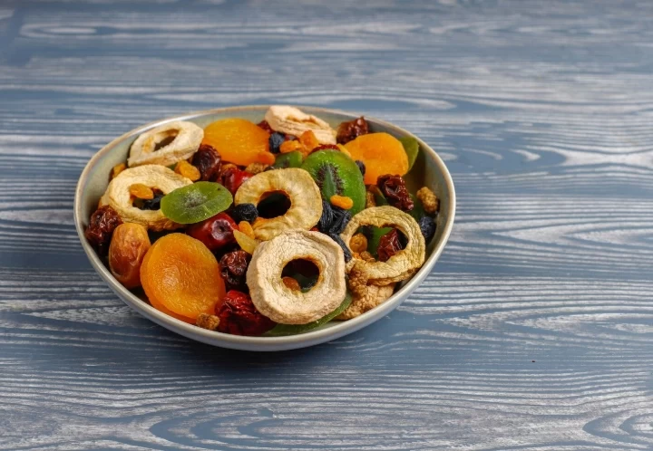 طرز تهیه چیپس میوه با میوههای متنوع و خوشطعم