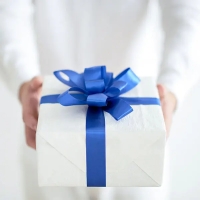 چرا هدیه‌ها رابطه را عمیق می‌کنند؟