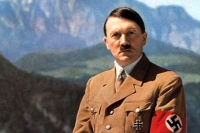 عکسی کمتر دیده شده از هیتلر در یک مهمانی در نورنبرگ آلمان و در کنار زنان