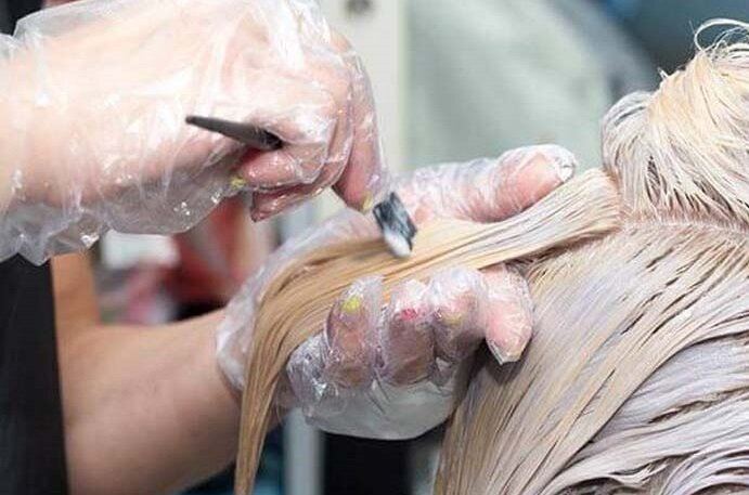 چه رنگی سفیدی مو را می‌گیرد؟ + بهترین ترکیب رنگ | روش رنگ کردن موی سفید