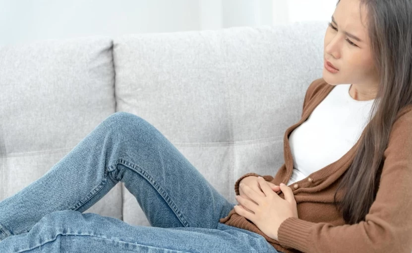 درد بالای شکم (سر دل) نشانه چیست؟ 7 علت و روش درمان!