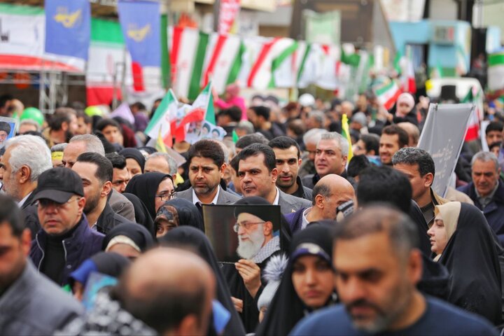 معاون علمی رییس‌جمهور در راهپیمایی 22 بهمن حاضر شد