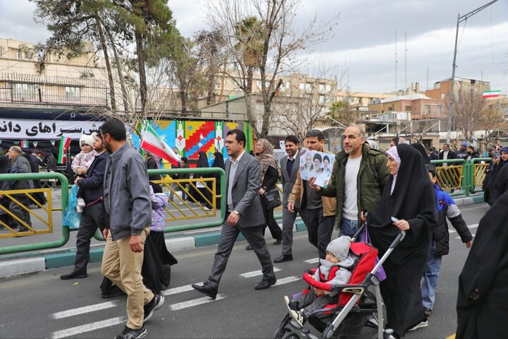 معاون علمی رییس‌جمهور در راهپیمایی 22 بهمن حاضر شد