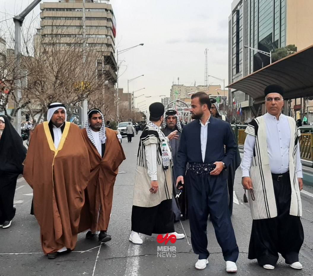 حضور مردم با لباس محلی