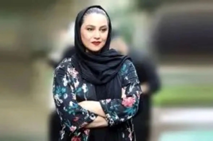 استایل آبی‌رنگ شبنم مقدمی در نشست کتابش