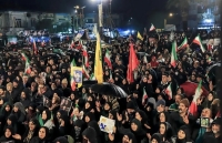 تذکر پلاکاردی به دولت و قوه قضاییه در تجمع شبانه