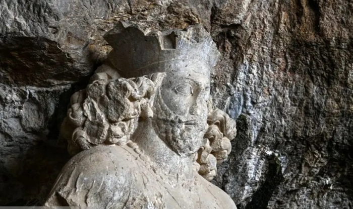 ماجرای یک تاج گذاری متفاوت