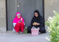خانواده هایی که در انتظار ستاره شدن دخترشان هستند/ خارج از میدان، زیر آفتاب سوزان به امید یک مدال(عکس)