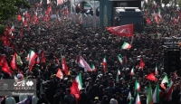 عبور پیکر رهبر شهید با بالگرد در پایان مراسم