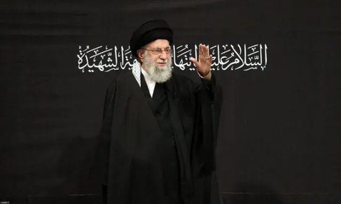 هواپیمای حامل پیکر رهبر شهید در فرودگاه نجف فرود آمد + فیلم