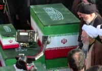 اقامه نماز بر پیکر مطهر رهبر شهید انقلاب و شهدای خانواده ایشان در مسجد مقدس جمکران /پرچم خون‌خواهی رهبر شهید به اهتزار درآمد