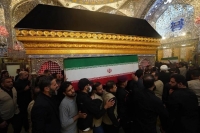 اقامه نماز بر پیکر خانواده رهبر شهید ایران در حرم امام حسین (ع)