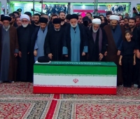 آیت‌الله سیدمصطفی خامنه‌ای بر پیکر امام شهید نماز می‌خوانند +فیلم و عکس
