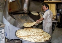 نان از سفره کارگران دورتر شد؛ هزینه خرید نان چقدر از حقوق ماهانه را می‌بلعد؟