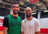 در‌جریان تمرینات بوستون سلتیکس:  قاب مشترک امینی و ستاره بسکتبال NBA