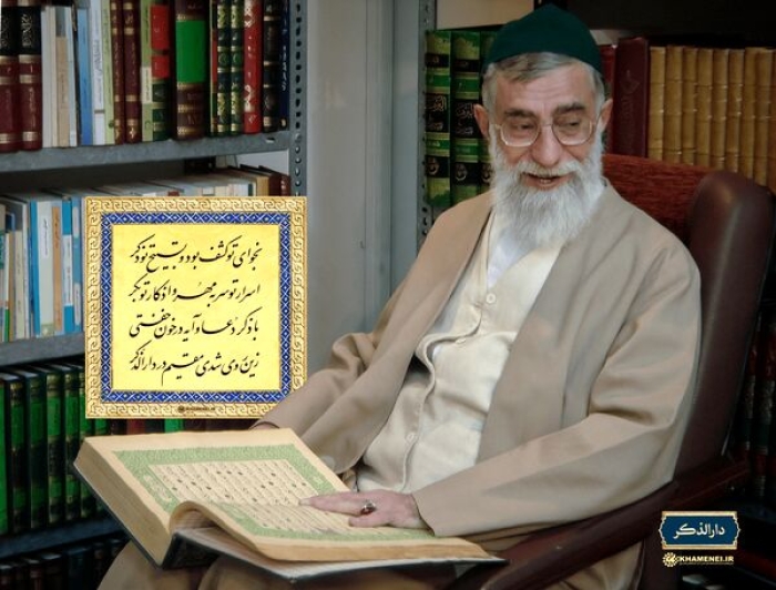 تصویری از رهبر شهید در کتابخانه شخصی‌شان