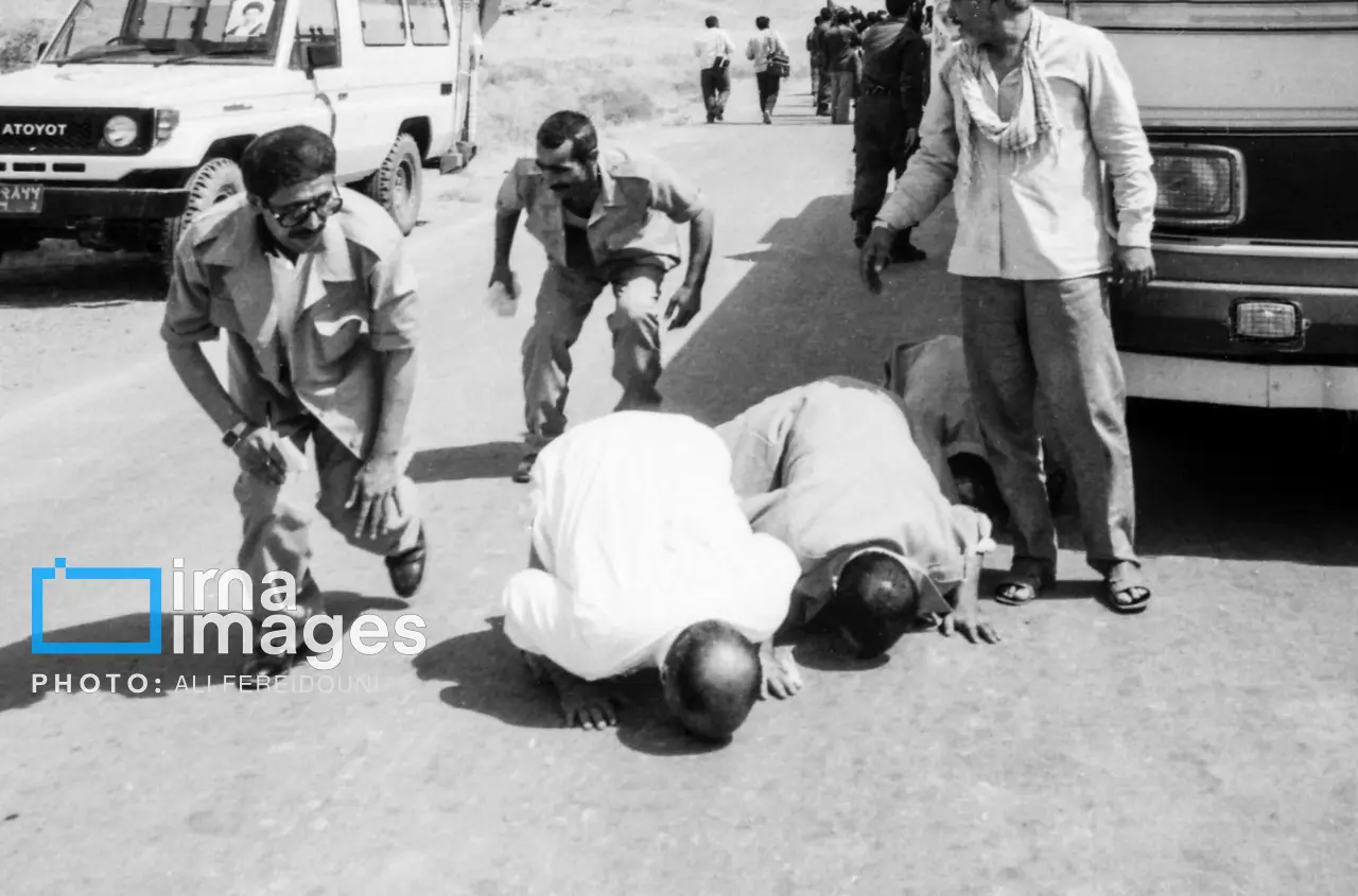 لحظه ورود آزادگان به ایران 