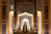 انتشار تصویری از حضور رهبر شهید در حرم حضرت معصومه(س)