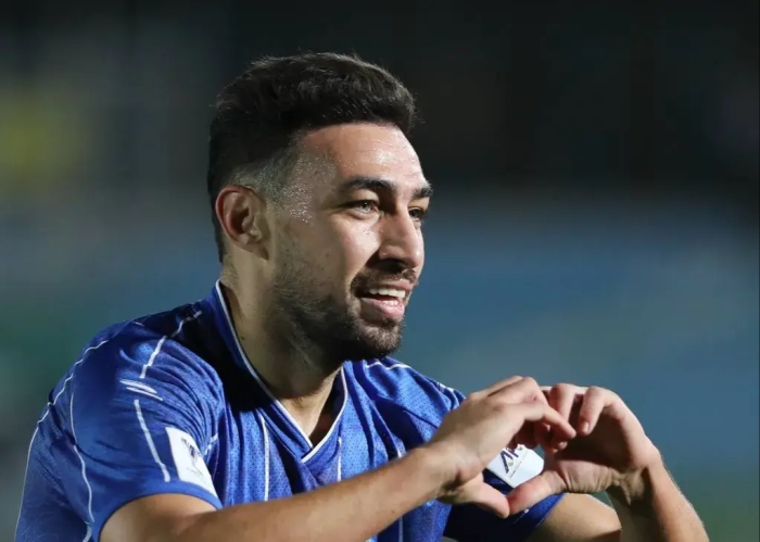 بازگشت به اسپانیا پس از فسخ قرارداد با آبی‌ها/ ستاره استقلال با لباس آلباسته در کارلوس بلمونته!