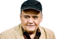 سنگ مزار اکبر عبدی سرانجام نصب شد