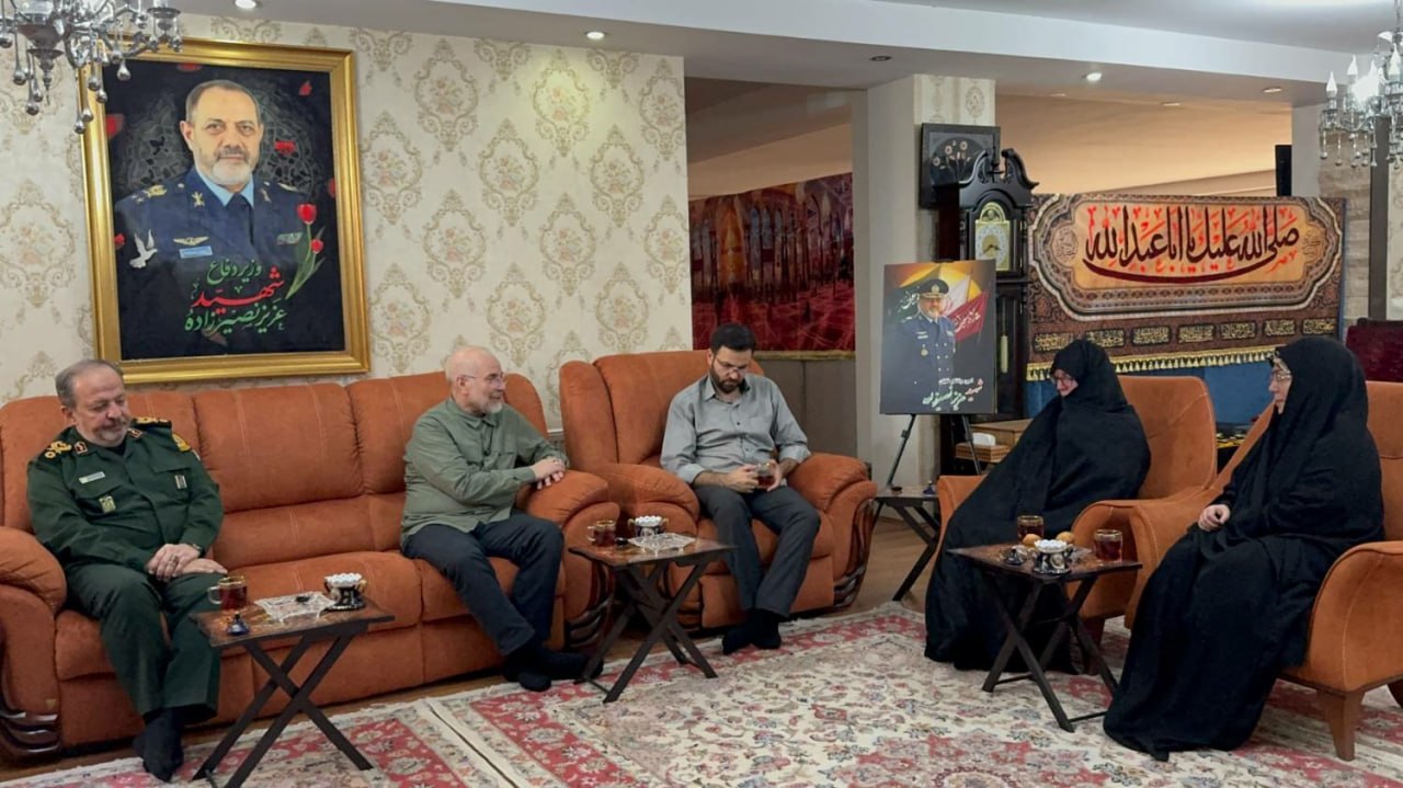 حضور قالیباف در منزل شهیدان خادمی و نصیرزاده