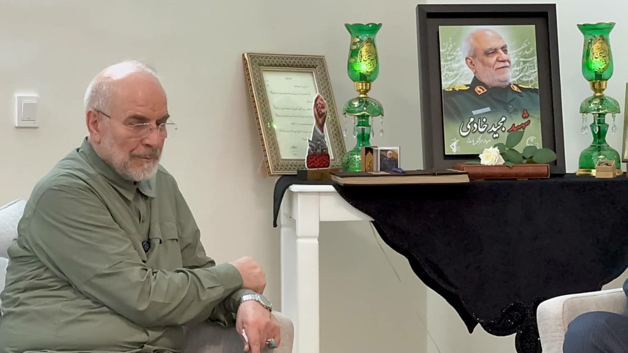 حضور قالیباف در منزل شهیدان خادمی و نصیرزاده