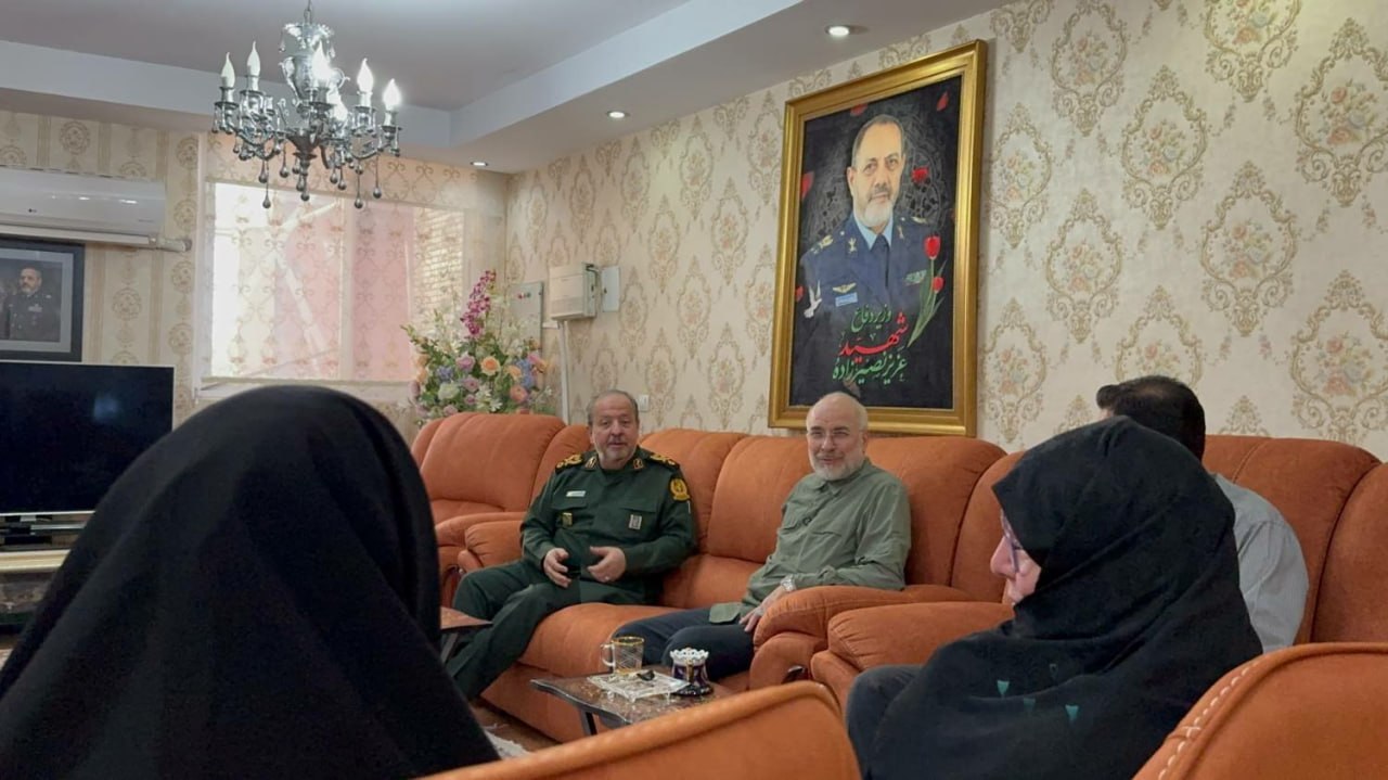 حضور قالیباف در منزل شهیدان خادمی و نصیرزاده