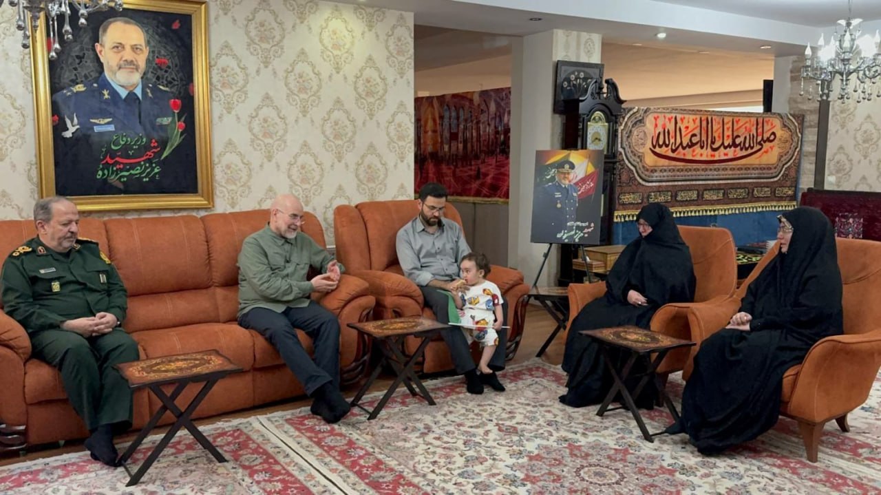 حضور قالیباف در منزل شهیدان خادمی و نصیرزاده