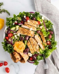 سالاد یونانی با مرغ؛ غذای پروتیینی و رژیمی