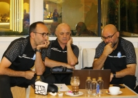 سهراب در مهرآباد، مشغول بررسی الغرافه!