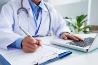 افزایش نرخ بیکاری در جامعه پزشکی؛ کوچ پزشکان عمومی به مشاغل غیرپزشکی؛ از طبابت تا مسافرکشی و پرستاری از سالمندان