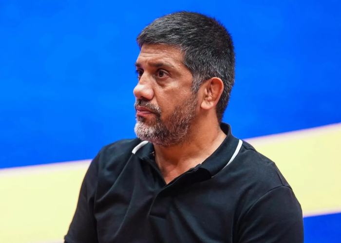 دبیر دست به جیب شد: 6 میلیارد برای طلا!