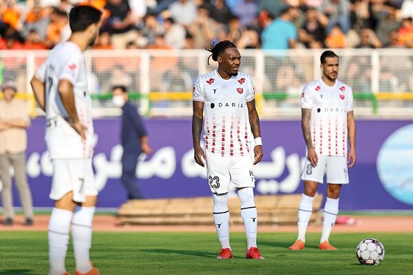 رقص ارقام مقابل اسم پرسپولیس در شهربابک؛ رنگ سرخ در لباس سفید